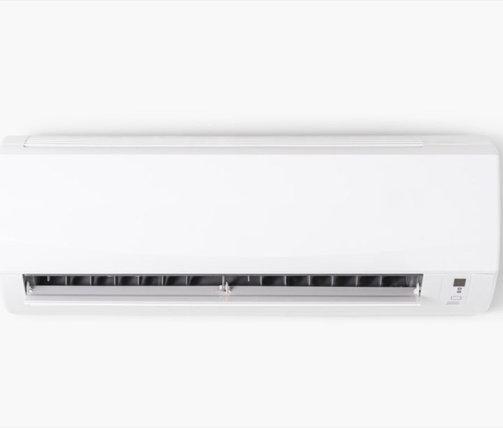 Unidad de aire acondicionado instalada en una vivienda